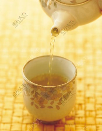 古典花纹茶壶