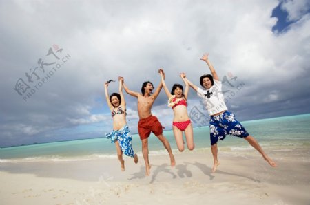 海滩人物跳跃图片