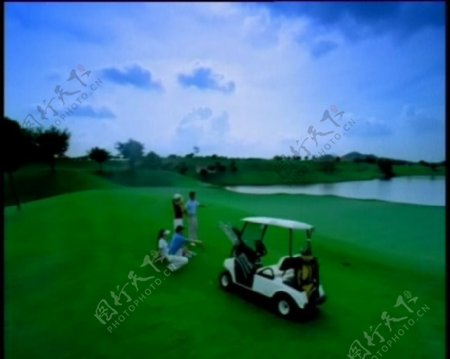 打高尔夫球视频素材