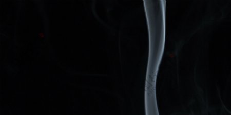 香烟在黑色背景2股票视频烟雾视频免费下载