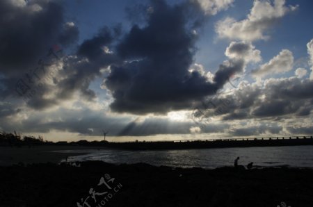 北海海滩日出前图片