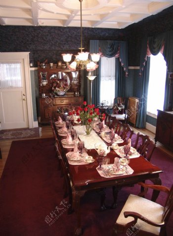 餐厅餐桌长桌无人摆设餐具隆重宴会红调传统欧式欧洲经典图片