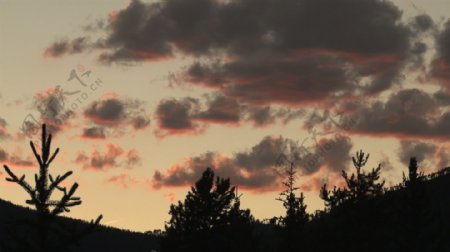 红色的天空和科罗拉多州的山的轮廓股票视频