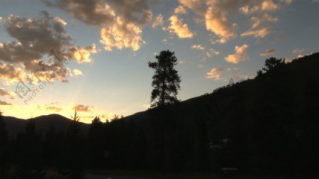 黄色的天空和科罗拉多州的山的轮廓股票视频