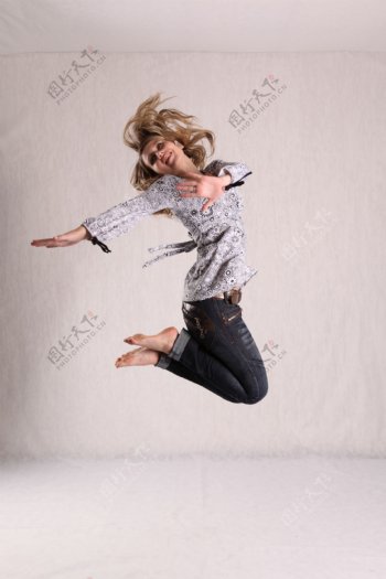 美女跳跃图片