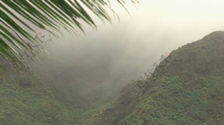 云和雾通过夏威夷山股票视频移动视频免费下载