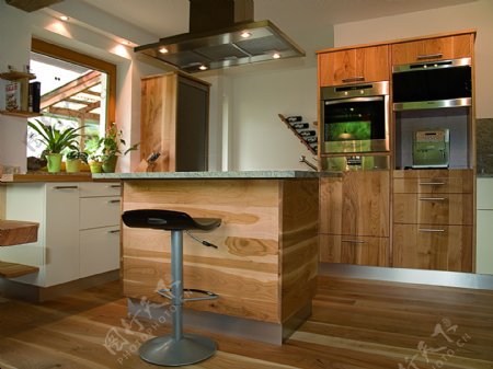 高清实木橱柜敞开式厨房装修图