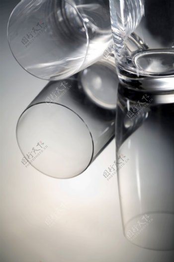 玻璃杯透光体摄影图片