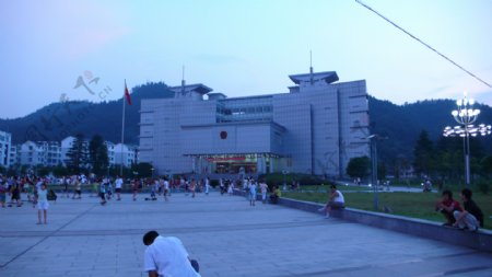 夜色中的行政广场图片