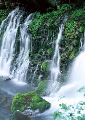 山水瀑布流淌下漂亮的瀑布