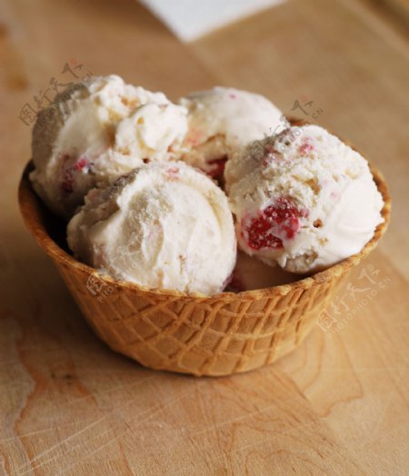 脆皮红草莓雪糕图片