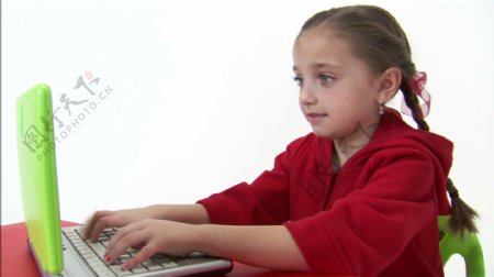 八岁的女孩在5计算机股票的录像工作视频免费下载