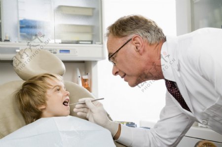 医院牙医看病场景图片