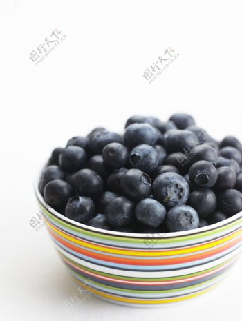 彩色盘子内的蓝莓水果