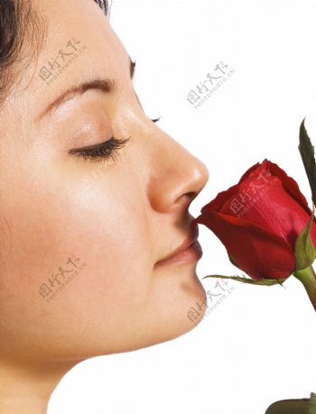 一个女孩从她的情人玫瑰的味道