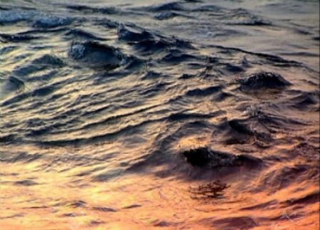 夕阳下的波涛图片