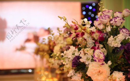 婚礼大厅紫色玫瑰花花艺设图片