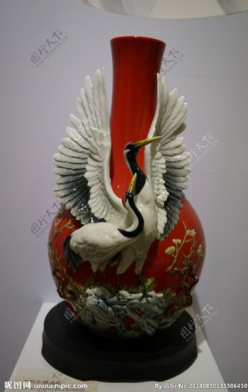 红色仙鹤瓷瓶图片