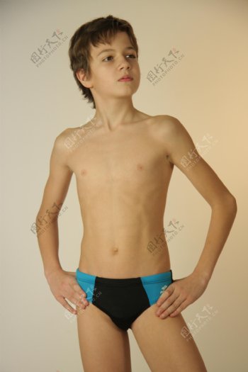 穿游泳短裤的男孩图片