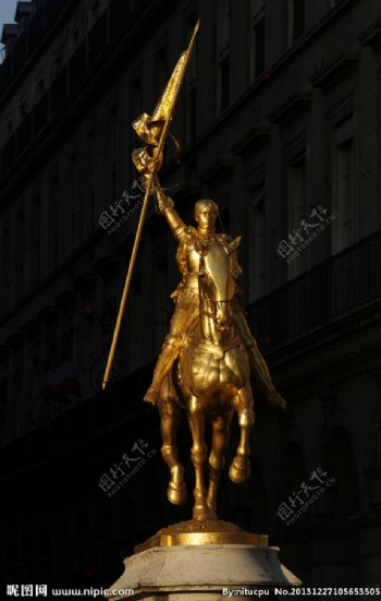 黄金雕塑战马图片