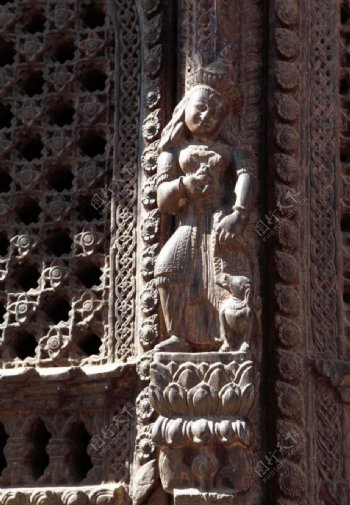 精美绝伦的尼泊尔建筑物木雕艺术佛教人物立柱雕刻图片