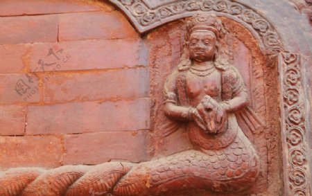 手捧海螺的尼泊尔佛教人物墙面砖雕图片