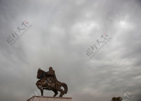 成吉思汗骑马铜像图片