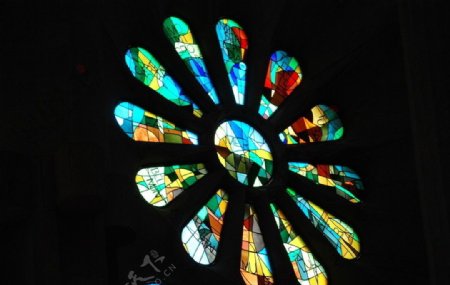 西班牙圣家大教堂彩色玻璃拼花窗图片