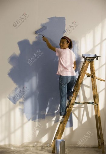 女孩刷油漆图片