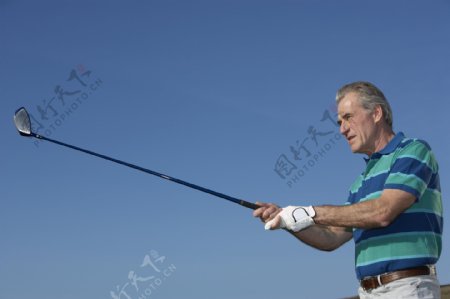 老人打高尔夫球图片