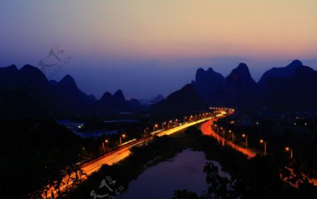 桂林琴潭夜晚车流图片