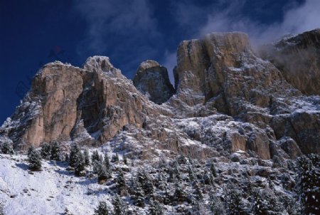 雄伟山峰图片