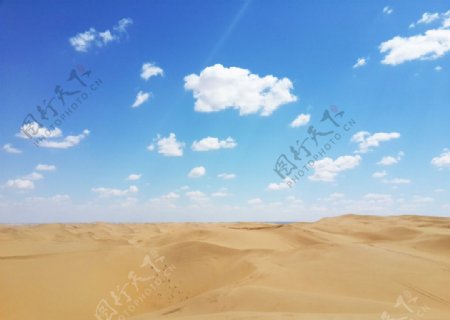 天空蓝天沙漠图片