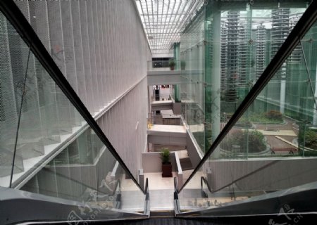 上海浦东图书馆滚梯图片