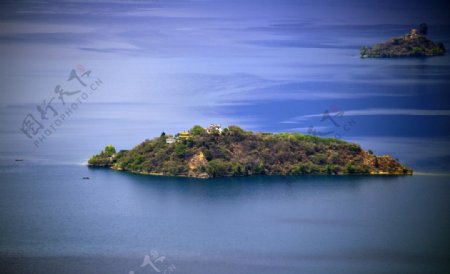 泸沽湖的鸟岛与黑瓦俄图片