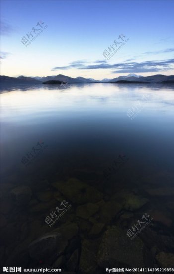 湖畔天空蓝天图片