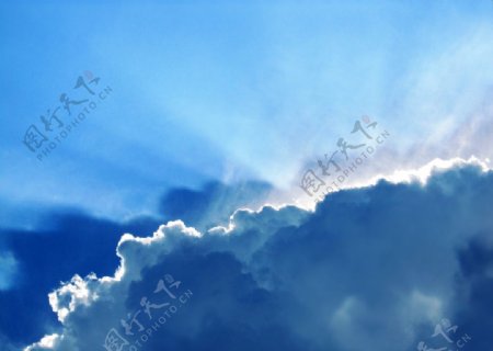 阳光照射的云层图片