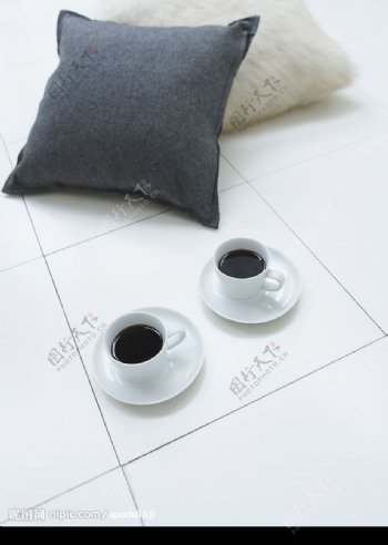 家居生活枕头杯子咖啡图片