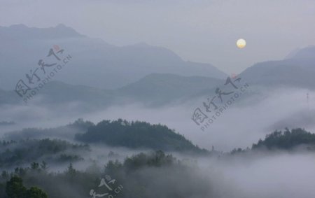 莲屏山秋雾图片
