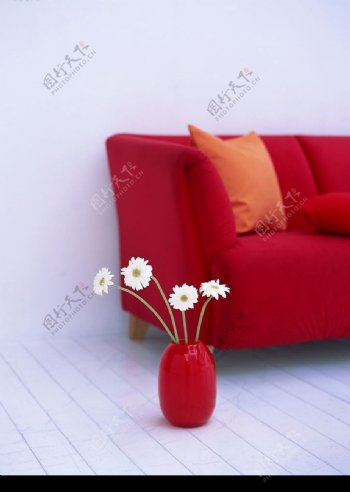 居家红沙发温馨图片