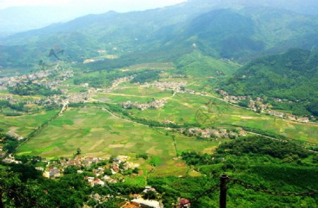 俯瞰山下村庄图片