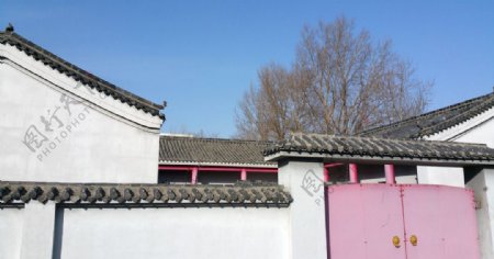 红门灰瓦白墙的宅院图片