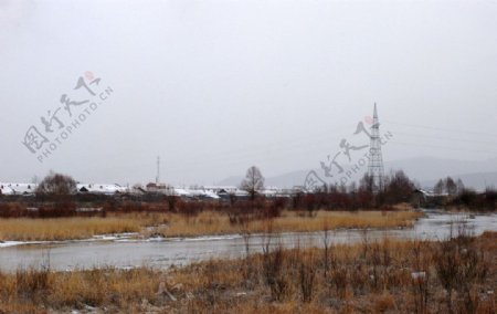 初冬根河坝北建筑风景图片