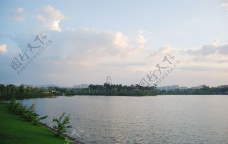 公园湖面图片