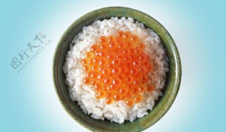 米饭上的鱼子酱图片