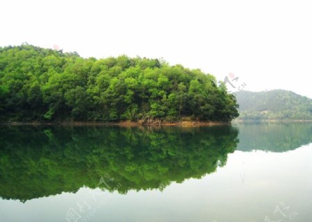 宁静湖面图片