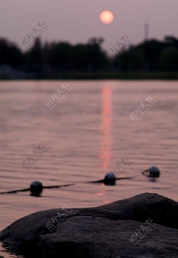 落日湖景图片
