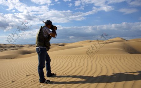 沙漠里的摄影师图片
