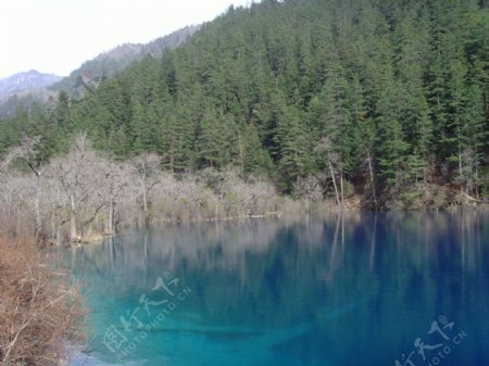 蓝底水湖图片