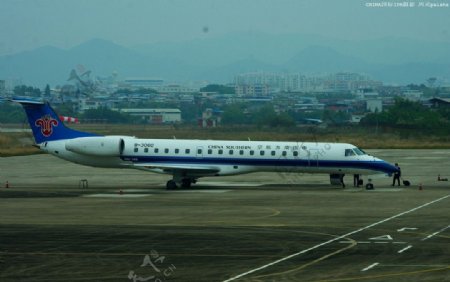 梅县机场乘客登机图片